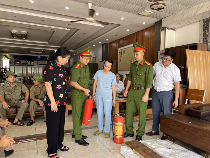 Cảnh sát PCCC&amp;CNCH (Công an TP Cẩm Phả) tuyên truyền, phổ biến cách PCCC cho người dân khu Nam Sơn 2 (phường Cẩm Sơn, TP Cẩm Phả).
