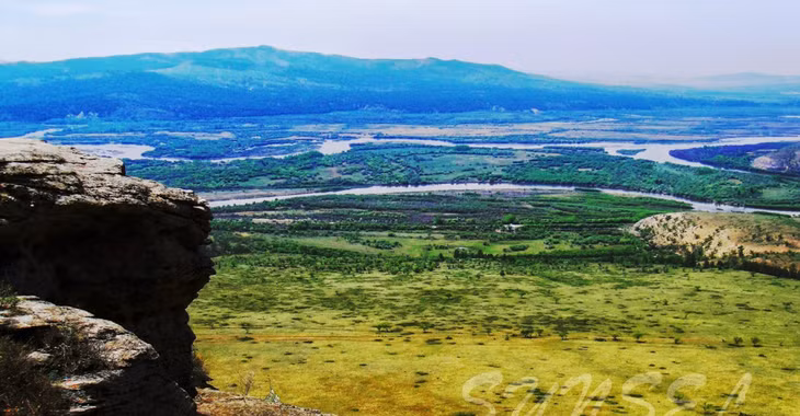 Những người đam mê du lịch bằng tàu hỏa có thể lên tàu từ Ulaanbaatar đến tỉnh Selenge để chiêm ngưỡng khung cảnh khó quên núi cao, rừng rậm, cuộc sống của các gia đình du mục, nông dân vùng quê... qua khung cửa sổ suốt hành trình.