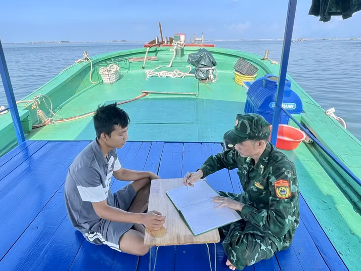 Cán bộ Đồn Biên phòng Trà Cổ làm việc với đối tượng vi phạm.