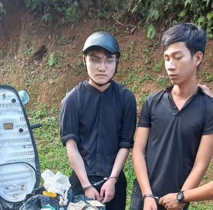 Hai thanh niên bị bắt giữ - Ảnh: Công an cung cấp