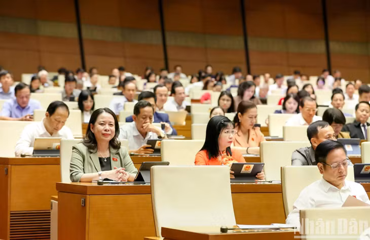 Đại biểu Quốc hội làm việc tại hội trường sáng 30/10. (Ảnh: DUY LINH)