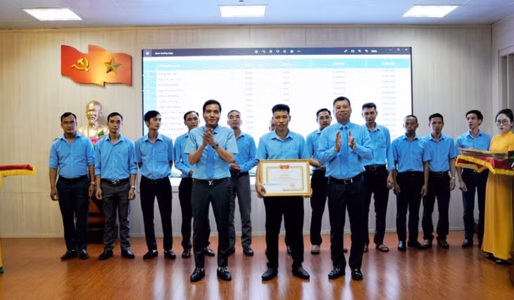 Anh Vũ Quốc Hưng được khen thưởng tại Hội nghị sơ kết công tác 6 tháng đầu năm, triển khai nhiệm vụ 6 tháng cuối năm 2023.
