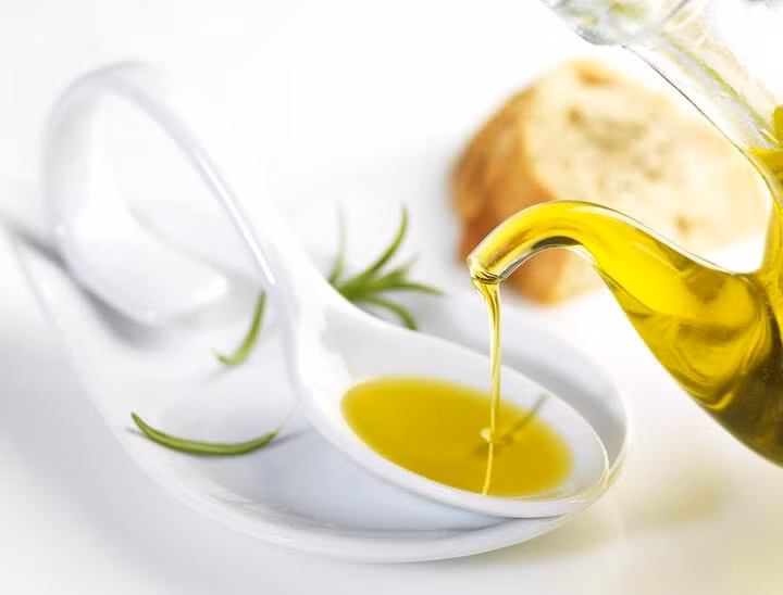 Bạn chỉ nên sử dụng mỗi ngày một thìa dầu ô liu. (Ảnh: Shutterstock)