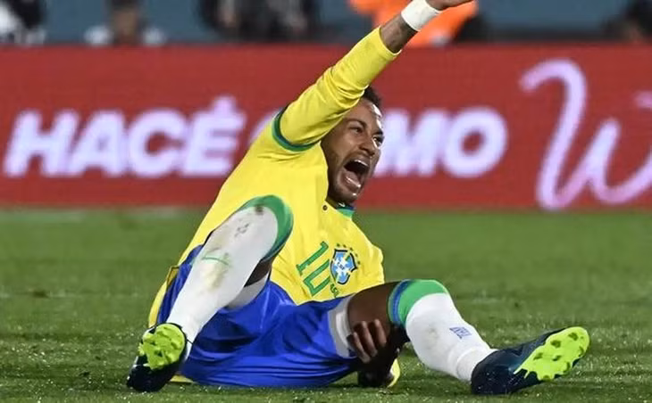 Neymar dính chấn thương nặng và phải nghỉ thi đấu ít nhất nửa năm (Ảnh: Getty).