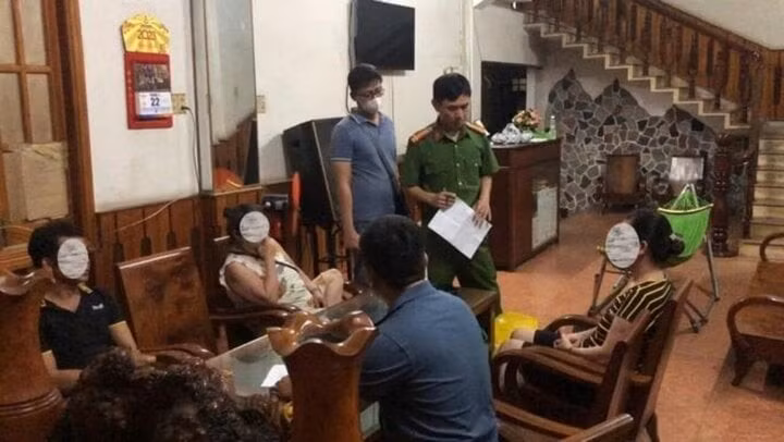 Công an TP Quy Nhơn làm việc với các đối tượng liên quan vụ mua bán dâm. (Ảnh: Lê Giang)