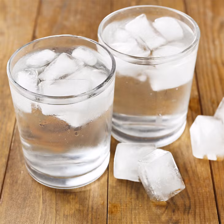 Uống nước lạnh có nhiều nhược điểm hơn ưu điểm. Ảnh: Shutterstock