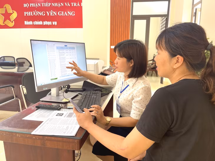 Cán bộ phường Yên Giang (TX Quảng Yên) hướng dẫn người dân sử dụng dịch vụ công trực tuyến.