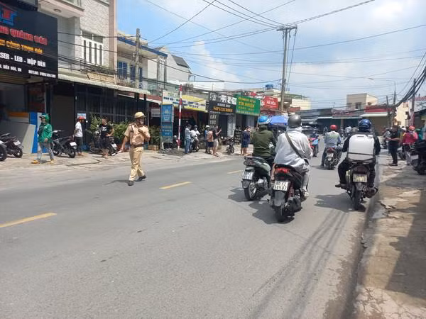 Lực lượng chức năng có mặt tại hiện trường làm rõ nguyên nhân vụ tai nạn.