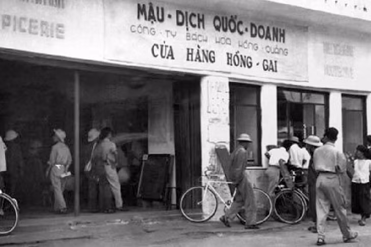 Cư dân TX Hòn Gai xưa làm than là chính, một số là công chức, làm may, nghề thủ công, buôn bán nhỏ... với phương tiện đi lại chủ yếu là xe đạp. Ảnh: Tư liệu