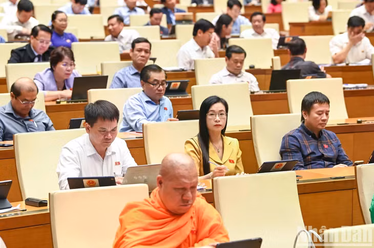 Các đại biểu tham dự phiên họp của Quốc hội sáng 30/10. (Ảnh: DUY LINH)