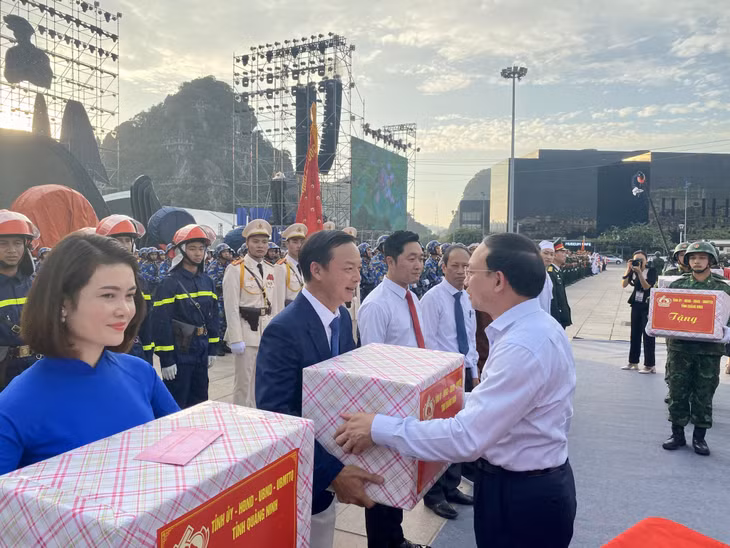 Đồng chí Nguyễn Xuân Ký, Bí thư Tỉnh ủy tặng quà cho các lực lượng tham gia khối diễu hành.