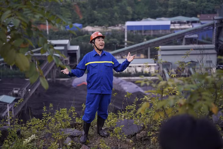 NSND Quang Thọ ghi hình cho MV ca khúc "Tôi là người thợ mỏ" tại Quảng Ninh.