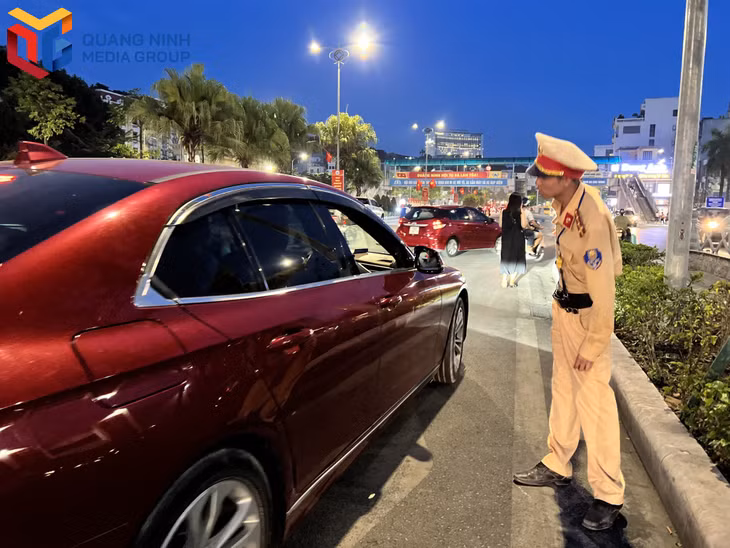 Cán bộ Phòng Cảnh sát giao thông (Công an tỉnh) phân luồng giao thông tại một điểm giao cắt trên đường Nguyễn Văn Cừ.