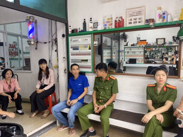 Chính quyền địa phương thăm hỏi, động viên anh Phạm Văn Toàn (phường Cao Thắng, TP Hạ Long) sau khi chấp hành xong án phạt về ma túy trở về địa phương.