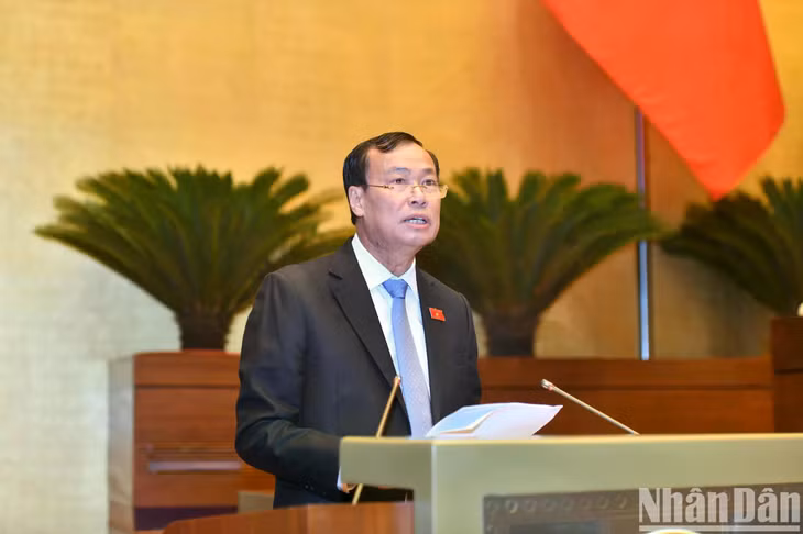 Ủy viên Ủy ban Thường vụ Quốc hội, Chủ nhiệm Ủy ban Quốc phòng và an ninh của Quốc hội Lê Tấn Tới trình bày Báo cáo giải trình, tiếp thu, chỉnh lý dự thảo Luật Quản lý, bảo vệ công trình quốc phòng và khu quân sự. (Ảnh: ĐĂNG KHOA)