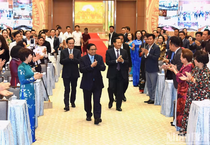 Thủ tướng Phạm Minh Chính đến dự và chủ trì Hội nghị trực tuyến Thường trực Chính phủ gặp mặt đại diện doanh nhân nhân ngày Doanh nhân Việt Nam.