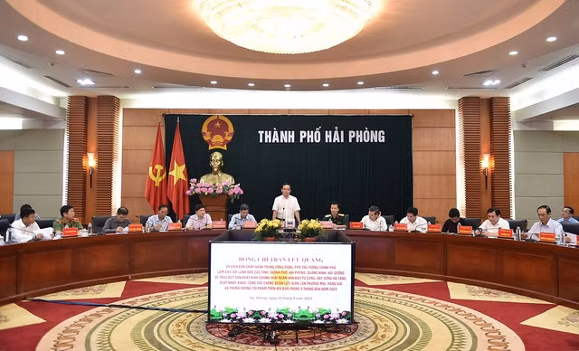 Phó Thủ tướng Chính phủ Trần Lưu Quang: Tập trung tháo gỡ khó khăn và đẩy nhanh tiến độ giải phóng mặt bằng, tiến độ triển khai các dự án trọng điểm, nhất là dự án phát triển hạ tầng khu, cụm công nghiệp, giao thông kết nối, hạ tầng điện, cảng biển - Ảnh: VGP