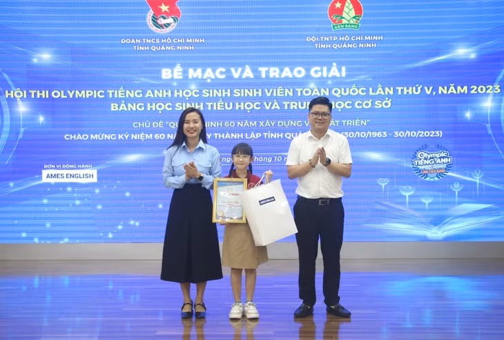 Thí sinh Ngô Hà Vy, lớp 4B, Trường Thực hành Sư phạm - Đại học Hạ Long (TP Uông Bí) giành giải Nhất hội thi bảng học sinh Tiểu học.