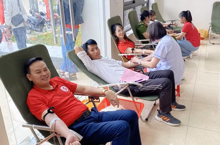 Đông đảo cán bộ, lãnh đạo huyện Vân Đồn tham gia HMTN tại ngày hội.