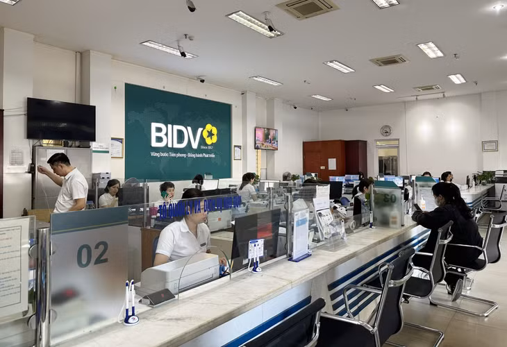 Khách hàng giao dịch tại BIDV chi nhánh Hạ Long.