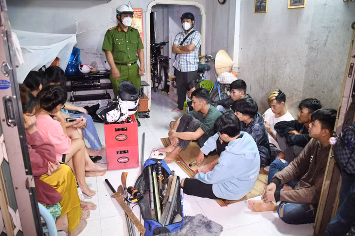 Nhóm đối tượng cùng tang vật.