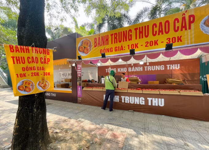 Một ki-ốt bánh trung thu trên đường Đào Tấn (quận Ba Đình) thanh lý bánh "ế" giá 10.000-30.000 đồng, sáng 3/10. Ảnh: Phan Dương