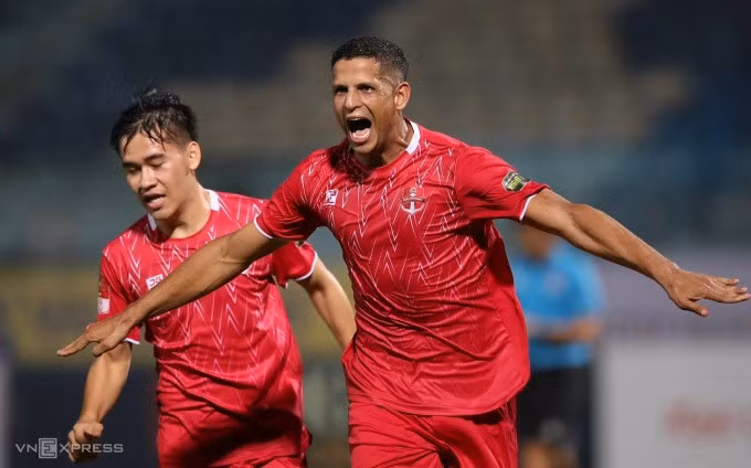 Lucao do Break lập hat-trick vào lưới đội bóng cũ Hà Nội. Ảnh: Lâm Thoả
