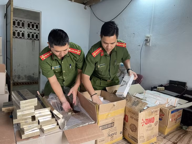 Công an đang kiểm đếm số thuốc lá lậu tại nhà của Phan Hữu Lãm.