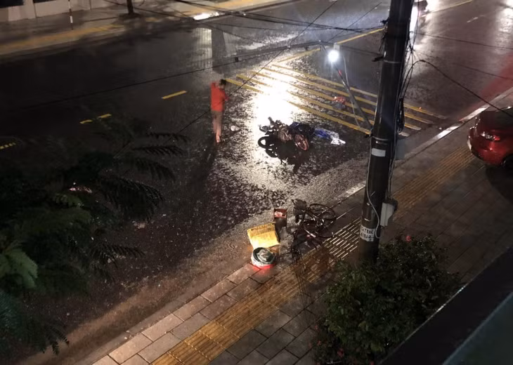 Xe của hai mẹ con đổ trên đường. Ảnh: S.X.