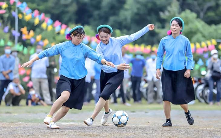Các cô gái Sán Chỉ đá bóng đã dần trở thành một nét văn hóa độc đáo của người dân Bình Liêu.
