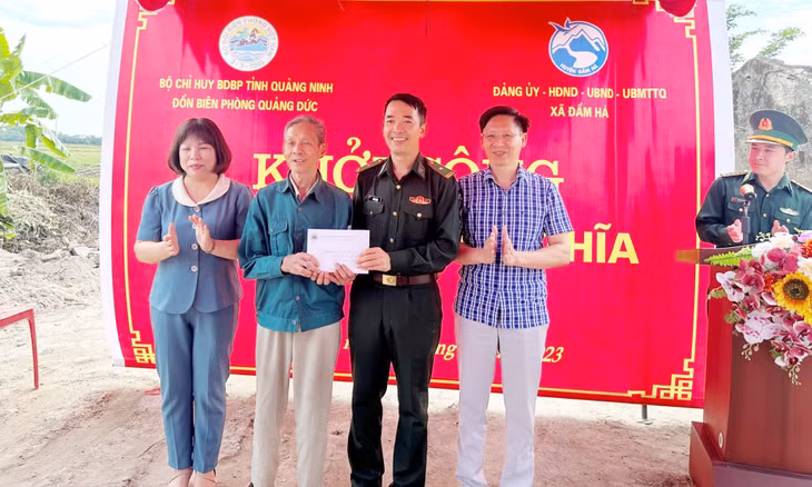 Đồn Biên phòng Quảng Đức trao số tiền 80 triệu đồng cho gia đình ông Đặng Phúc Minh, sinh năm 1943, thôn xóm Giáo, xã Đầm Hà, huyện Đầm Hà xây dựng nhà ở.