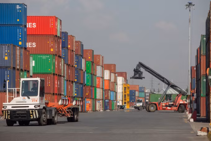 Bốc dỡ, vận chuyển hàng hóa tại cảng Cát Lái, TP HCM. Ảnh: Thành Nguyễn