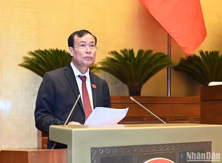 Chủ nhiệm Ủy ban Quốc phòng và An ninh của Quốc hội Lê Tấn Tới báo cáo giải trình, tiếp thu, chỉnh lý dự thảo Luật Căn cước. (Ảnh: DUY LINH)
