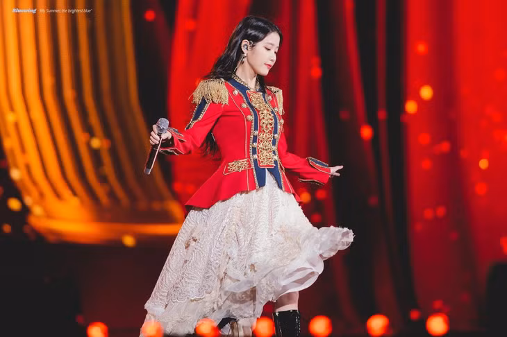 IU là nghệ sĩ hàng đầu ngành âm nhạc Hàn Quốc hiện nay, được các thế hệ idol mới kính trọng.