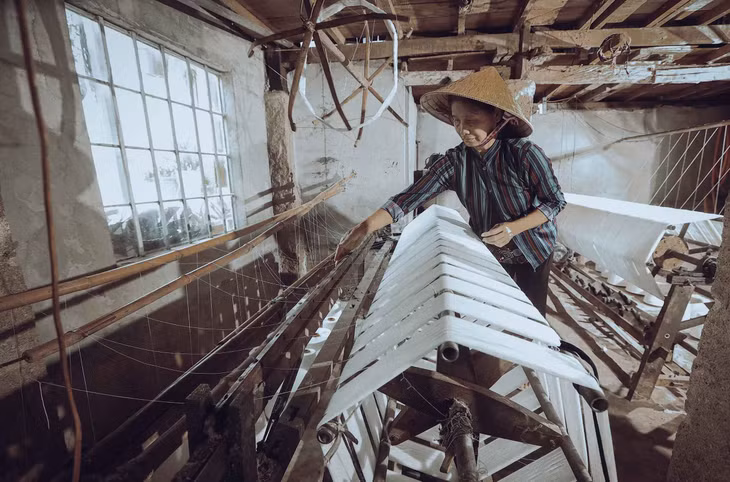 Người dân làng dệt vẫn miệt mài với khung cửi. Ảnh: Minh Hải