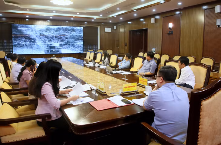 Các thành viên Ban Tổ chức thẩm định lại chất lượng các tác phẩm truyền hình được xét giải.