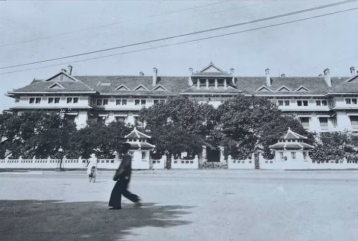 Hình ảnh Sở Tài chính Đông Dương đầu thế kỷ XX. Sở Tài chính Đông Dương là một trong những kiến trúc đầu tiên thể nghiệm phong cách Đông Dương, đồng thời đi đầu trào lưu kiến trúc kết hợp Đông - Tây, giai đoạn 1923 - 1936. Trước đây, Toà nhà được dùng cho 2 cơ quan là Sở Tài chính và Sở Trước bạ. Hiện nay công trình đang được dùng cho Trụ sở Bộ Ngoại giao tại số 1 Tôn Thất Đàm. Ảnh chụp từ triển lãm: Nhật Minh