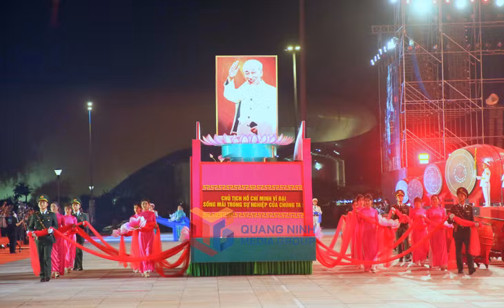 Khối rước ảnh Bác Hồ rực rỡ với cờ hoa và những đóa sen tươi thắm trong buổi diễu hành.