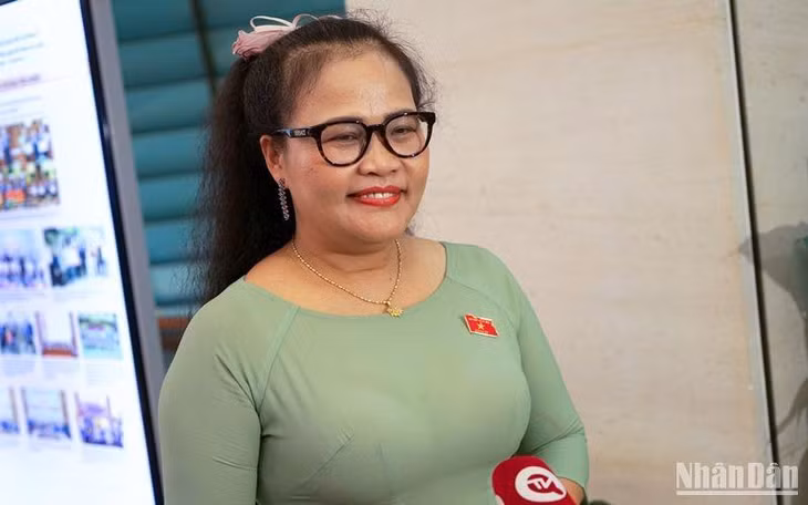 Đại biểu Nguyễn Thị Sửu (Đoàn đại biểu Quốc hội tỉnh Thừa Thiên Huế) trao đổi bên hành lang Quốc hội. (Ảnh: TRUNG HƯNG)