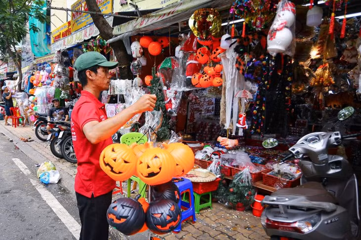 Sau Trung thu, phố đồ trang trí lớn nhất TPHCM rực rỡ sắc màu Halloween ảnh 8