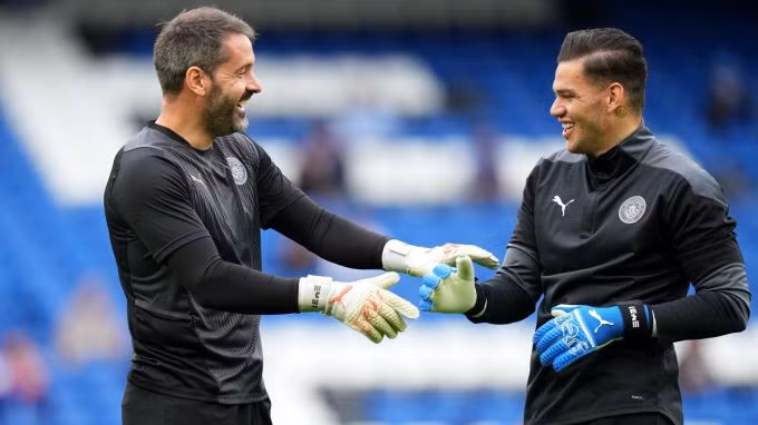 Carson (trái) và Ederson trên sân tập của Man City. Ảnh: Reuters