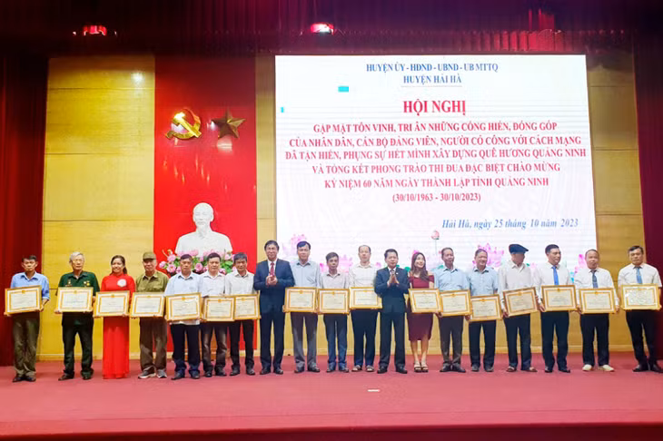 Huyện Hải Hà khen thưởng các tập thể, hộ gia đình và cá nhân có nhiều cống hiến, đóng góp trong phong trào thi đua lập thành tích chào mừng kỷ niệm 60 năm thành lập tỉnh.