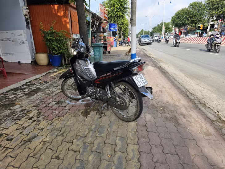 Chiếc xe máy chở ba thanh niên sau vụ tai nạn.
