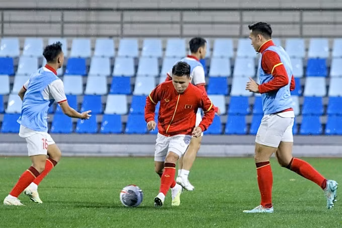 Quang Hải (giữa) khởi động trước khi đấu trận Việt Nam gặp Uzbekistan tối qua 13/10. Ảnh: Đoàn Huynh