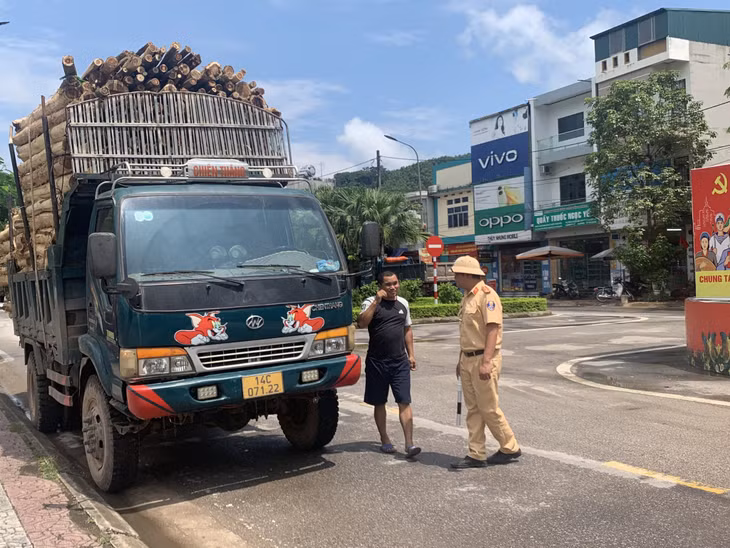 Công an huyện Ba Chẽ thực hiện kiểm tra phương tiện vận tải trên địa bàn.