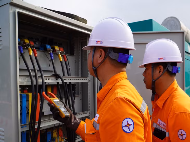 Công nhân Điện lực TP Hạ Long kiểm tra thông số kỹ thuật tại các tủ điện, đảm bảo cung cấp điện an toàn, liên tục.