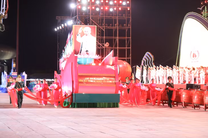 Khối rước ảnh chân dung Chủ tịch Hồ Chí Minh tiến vào Lễ đài.