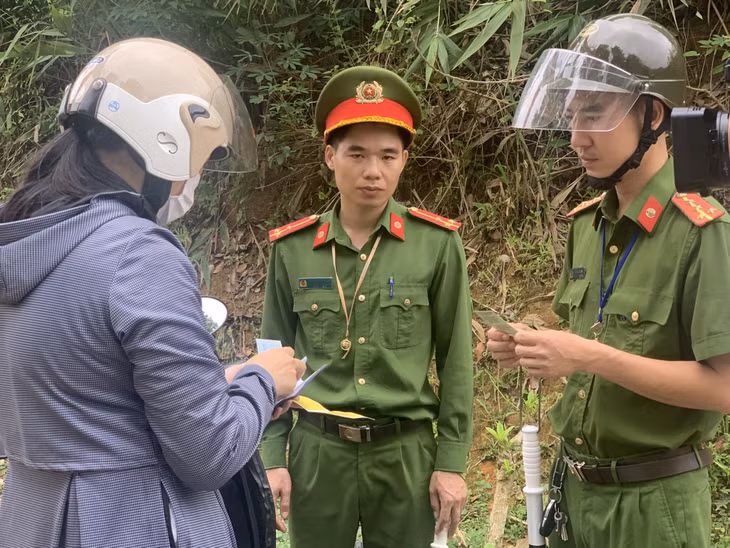 Công an xã Phong Dụ (huyện Tiên Yên) kiểm tra và tuyên truyền Luật giao thông cho người dân tham gia giao thông trên địa bàn.