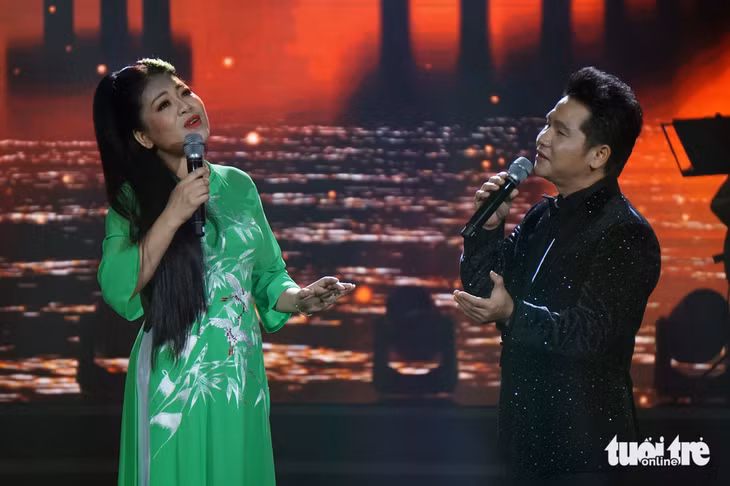 Ngay cả những màn song ca nhạc đỏ, nhạc trữ tình quê hương thì Trọng Tấn - Anh Thơ cũng rất khác ở live concert này - Ảnh: T.ĐIỂU