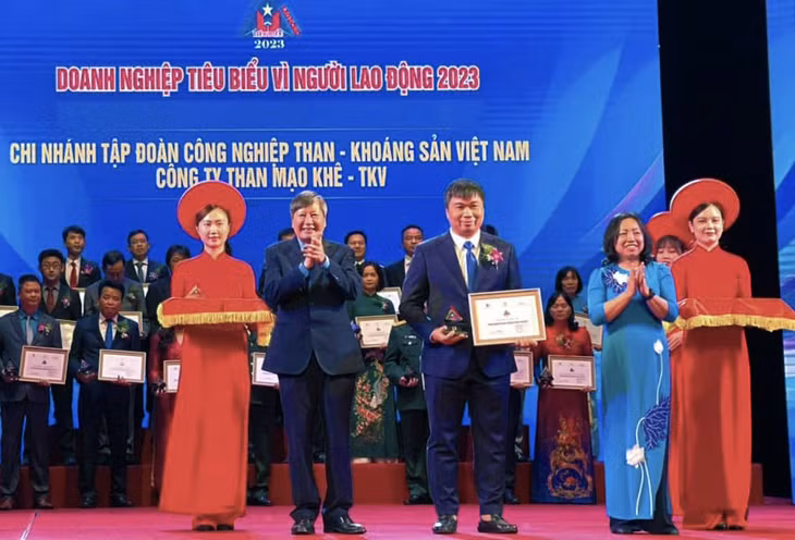 Lãnh đạo Công ty Than Mạo Khê vinh dự đón nhận danh hiệu Doanh nghiệp tiêu biểu vì người lao động năm 2023.